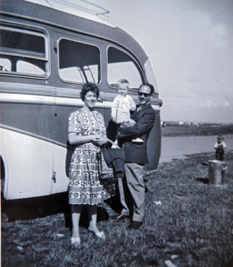 STRANDVEJEN - LYSTRUP STRAND, familien Rask ankommer med bussen.jpg STRANDVEJEN - LYSTRUP STRAND, familien Rask ankommer med bussen.jpg